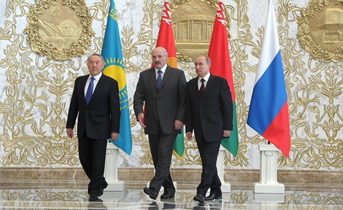 Президенты России, Белоруссии и Казахстана Владимир Путин, Александр Лукашенко и Нурсултан Назарбаев перед заседанием Высшего Евразийского экономического совета