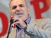 Лидер Объединенного гражданского фронта Гарри Каспаров на митинге после акции «Марш миллионов» Лидер Объединенного гражданского фронта Гарри Каспаров на митинге после акции «Марш миллионов»