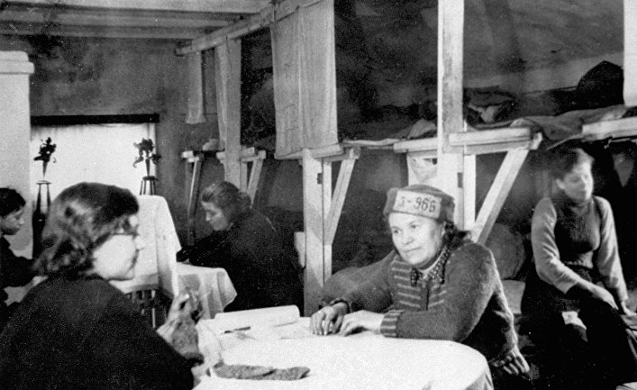 В женском бараке исправительно-трудового лагеря. Воркута, 1935 год