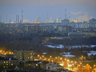 Нефтеперерабатывающий завод (на дальнем плане) в городе Омске Нефтеперерабатывающий завод (на дальнем плане) в городе Омске