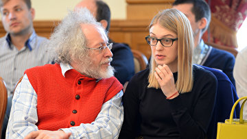 Главный редактор радиостанции «Эхо Москвы» Алексей Венедиктов и его помощница Олеся Рябцева