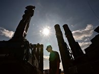 Военнослужащий у зенитно-ракетной системы С-300 Военнослужащий у зенитно-ракетной системы С-300