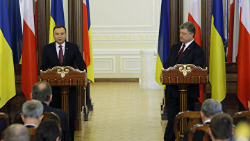 Президент Украины Петр Порошенко и президент Польши Анджей Дуда во время cовместной пресс-конференции в Киеве