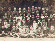 Группа еврейских детей с учителями, Едвабне, 1938