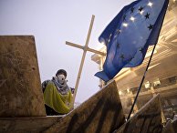 Сторонник евроинтеграции стоит на баррикадах на площади Независимости в Киеве Сторонник евроинтеграции стоит на баррикадах на площади Независимости в Киеве