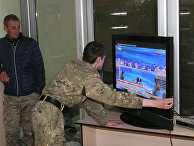 Ополченцы ДНР настраивают телевизор для просмотра ежегодной специальной программы «Прямая линия с Владимиром Путиным» Ополченцы ДНР настраивают телевизор для просмотра ежегодной специальной программы «Прямая линия с Владимиром Путиным»