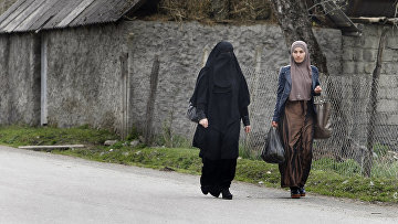 Женщины на улице в деревне Дуси в Панскисском ущелье, Грузия