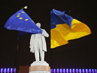 Флаги Евросоюза и Украины на фоне памятника Тарасу Шевченко во время протестов в Киеве Флаги Евросоюза и Украины на фоне памятника Тарасу Шевченко во время протестов в Киеве