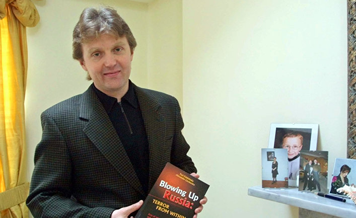 Александр Литвиненко со своей книгой