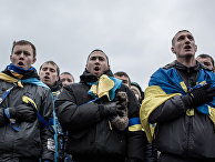 Участники акции протеста поют гимн Украины Участники акции протеста поют гимн Украины