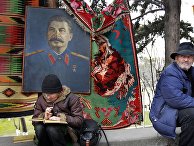 Торговец сувенирами на улице в Тбилиси Торговец сувенирами на улице в Тбилиси