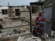Местная жительница у жилого дома в Донецке Местная жительница у жилого дома в Донецке