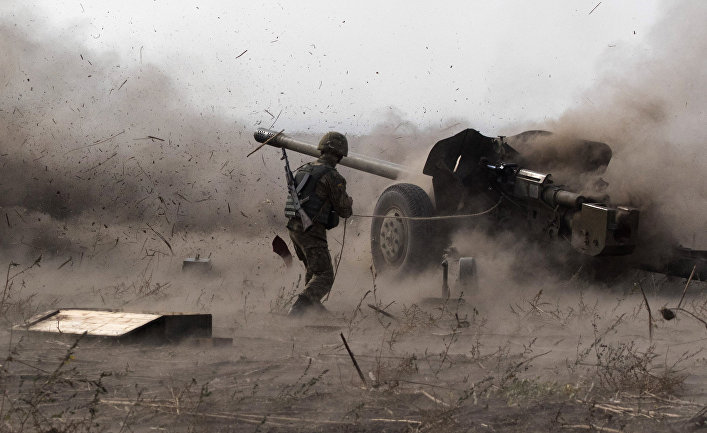 Украинский военный на полигоне рядом с Мариуполем