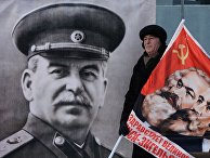 Участники пикета ЛКСМ в честь дня рождения Сталина Участники пикета ЛКСМ в честь дня рождения Сталина