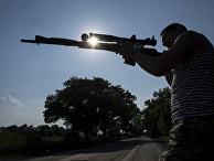 Солдат украинской армии из 25-го батальона ВДВ на окраине Марьинки Солдат украинской армии из 25-го батальона ВДВ на окраине Марьинки