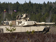 Американские военные на танке M1A2 Abrams во время учений в Пабраде, Литва Американские военные на танке M1A2 Abrams во время учений в Пабраде, Литва