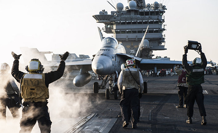 Моряки направляют истребитель F/A-18C Hornet на взлетную полосу авианосца «Гарри Трумэн»