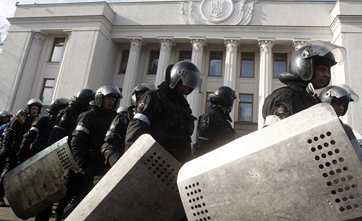 Сотрудники полиции у здания у здания Верховной Рады в Киеве