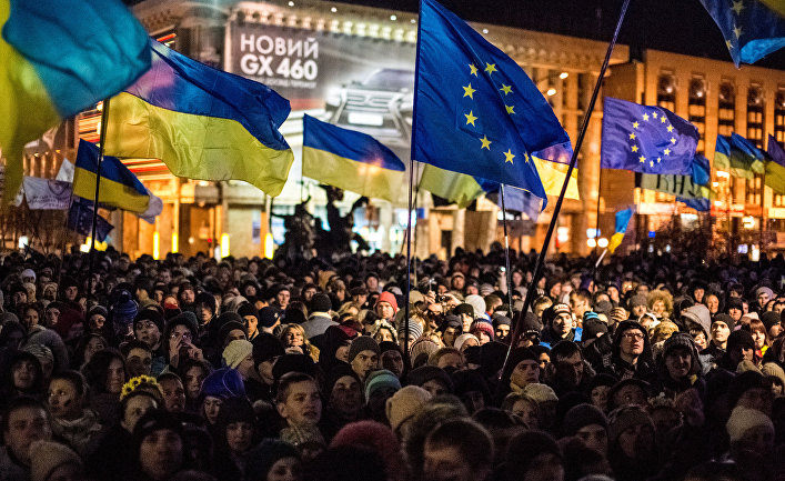 Участники акции против решения правительства Украины о приостановлении процесса интеграции Украины и Евросоюза на площади Независимости в Киеве