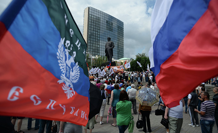 Участники митинга в поддержку Донецкой Народной Республики
