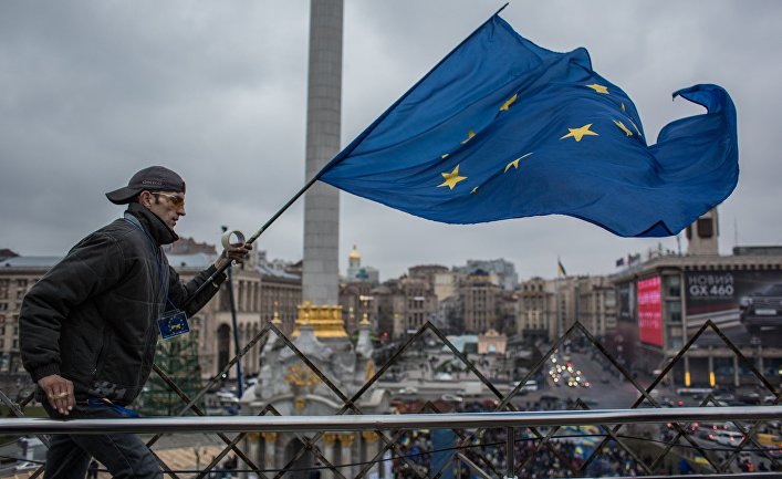 Участник акции в поддержку евроинтеграции Украины на площади Независимости в Киеве