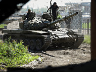 Ополченцы у разрушенного здания аэропорта Донецка. Украина, июнь 2015 Ополченцы у разрушенного здания аэропорта Донецка. Украина, июнь 2015