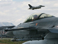 Турецкие истребители F-16 во время учений «Анатолийский орел» на авиабазе в Конье, 2009 год Турецкие истребители F-16 во время учений «Анатолийский орел» на авиабазе в Конье, 2009 год