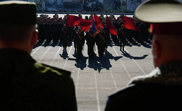 Военнослужащие Отдельной дивизии оперативного назначения им. Дзержинского внутренних войск МВД России во время тренировки к Параду Победы