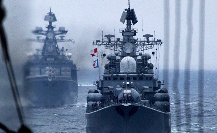 Корабли Тихоокеанского флота РФ во время военно-морского парада в заливе Петра Великого