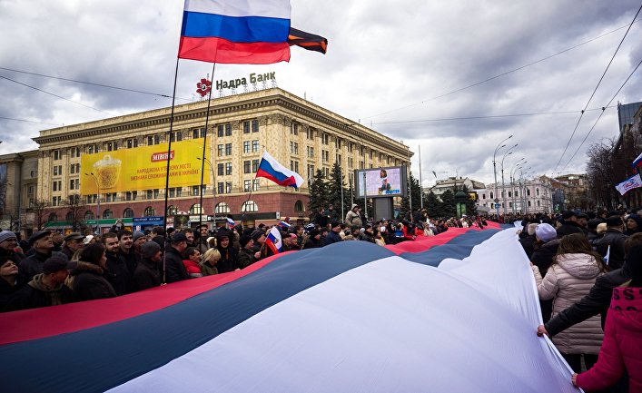 Участники митинга в поддержку референдума о статусе Крыма на площади Свободы в Харькове