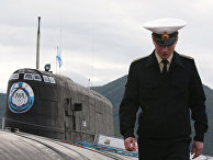 Офицер у атомной подводной лодки проекта 949А "Антей" в Вилючинске Офицер у атомной подводной лодки проекта 949А "Антей" в Вилючинске