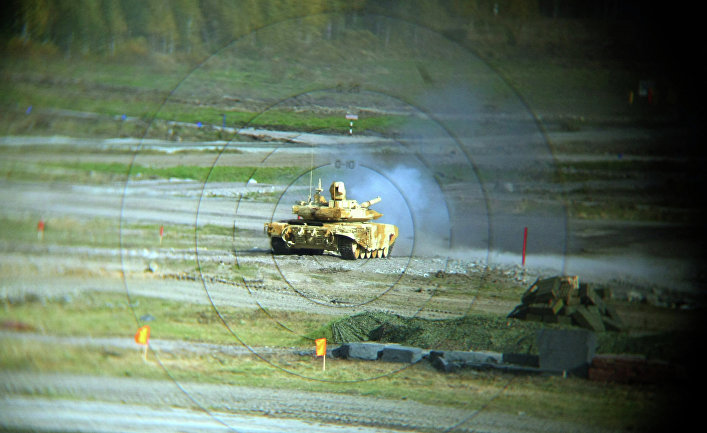 Танк Т-90С, экспортный вариант танка Т-90, во время демонстрационного показа военной техники в рамках IX Международной выставки вооружения, военной техники и боеприпасов в Нижнем Тагиле.