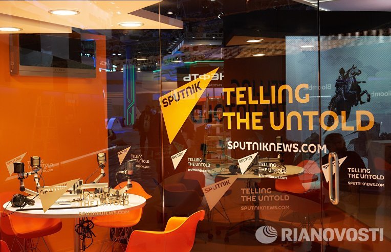 Павильон международного информационного бренда "Спутник" перед открытием Петербургского международного экономического форума 2015