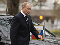Владимир Путин перед началом церемонии возложения венка к Вечному огню у Могилы Неизвестного солдата в Александровском саду Кремля Владимир Путин перед началом церемонии возложения венка к Вечному огню у Могилы Неизвестного солдата в Александровском саду Кремля