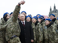Владимир Путин с участниками молодежного патриотического клуба во время празднования Дня народного единства на Красной площади Владимир Путин с участниками молодежного патриотического клуба во время празднования Дня народного единства на Красной площади