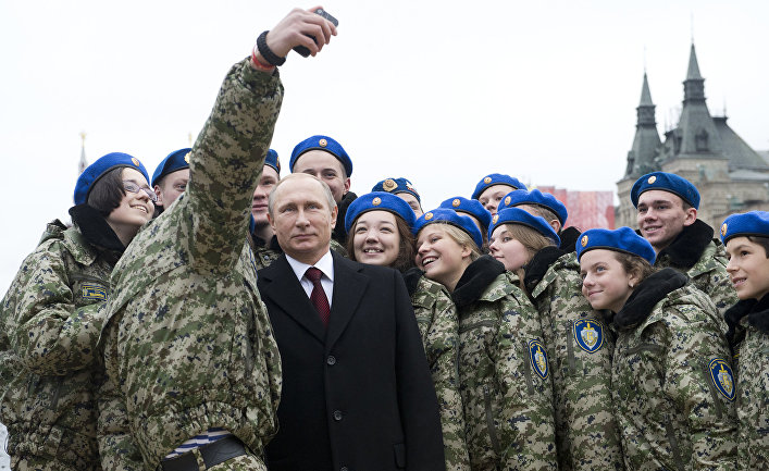 Владимир Путин с участниками молодежного патриотического клуба во время празднования Дня народного единства на Красной площади