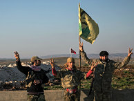 Бойцы курдских Отрядов народной самообороны (YPG) с портретом лидера Рабочей партии Курдистана Абдуллы Оджалана Бойцы курдских Отрядов народной самообороны (YPG) с портретом лидера Рабочей партии Курдистана Абдуллы Оджалана