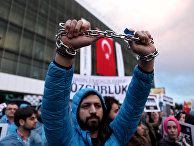 Сотрудник оппозиционной газеты Zaman во время акции протеста в Стамбуле Сотрудник оппозиционной газеты Zaman во время акции протеста в Стамбуле
