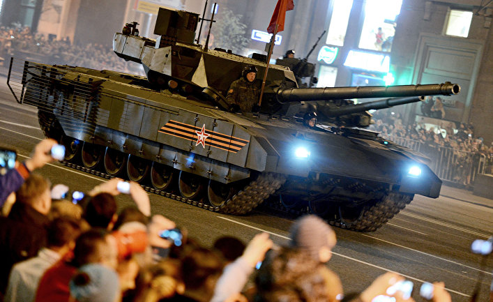 Танк Т-14 на гусеничной платформе «Армата» во время репетиции военного парада в Москве