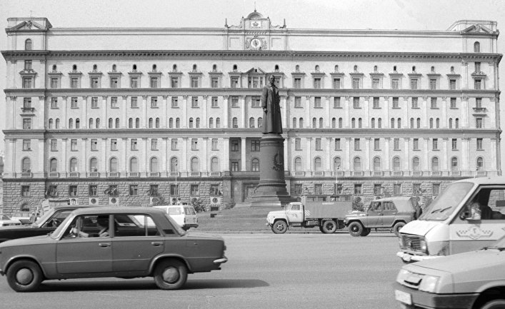 Памятник Ф. Э. Дзержинскому у здания КГБ СССР