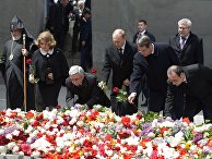 Католикос Всех Армян Гарегин Второй, Серж Саргсян с супругой Ритой Саргсян, Владимир Путин, Никос Анастасиадис и Франсуа Олланд в мемориальном комплексе памяти жертв геноцида армян "Цицернакаберд" в Ереване Католикос Всех Армян Гарегин Второй, Серж Саргсян с супругой Ритой Саргсян, Владимир Путин, Никос Анастасиадис и Франсуа Олланд в мемориальном комплексе памяти жертв геноцида армян "Цицернакаберд" в Ереване