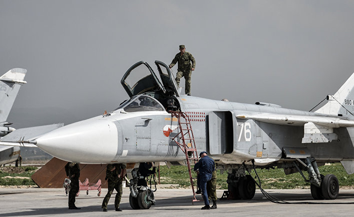 Российский фронтовой бомбардировщик Су-24 готовится к вылету с авиабазы «Хмеймим» в сирийской провинции Латакия