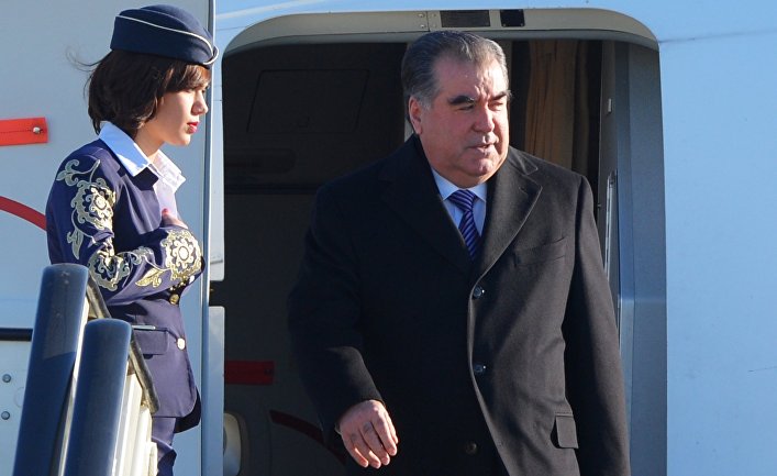 Президент Таджикистана Эмомали Рахмон в аэропорту Адлера