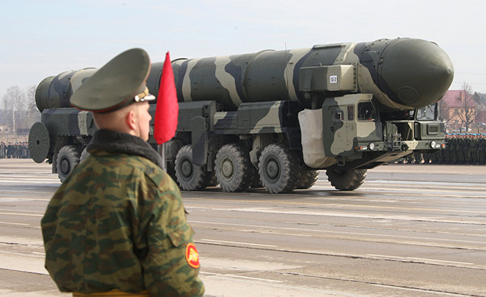 Ракетный комплекс «Тополь-М» в составе механизированной колонны во время подготовки к Параду Победы на военном полигоне в гарнизоне Алабино