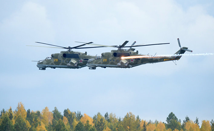 Вертолеты Ми-24 во время демонстрационного показа военной техники в рамках IX Международной выставки вооружения, военной техники и боеприпасов в Нижнем Тагиле