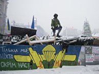 Сторонник евроинтеграции стоит на баррикадах на площади Независимости в Киеве Сторонник евроинтеграции стоит на баррикадах на площади Независимости в Киеве