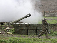 Армянские военные стреляют по позициям в Нагорном Карабахе вблиз деревни Мардакерт в Азербайджане Армянские военные стреляют по позициям в Нагорном Карабахе вблиз деревни Мардакерт в Азербайджане