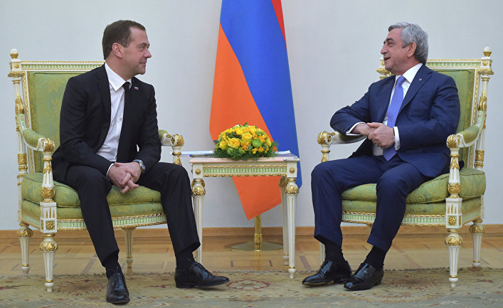Председатель правительства РФ Дмитрий Медведев и президент Армении Серж Саргсян во время встречи в Ереване