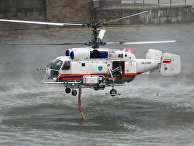 Пожарный вертолет КА-32А набирает воду из реки Москвы Пожарный вертолет КА-32А набирает воду из реки Москвы