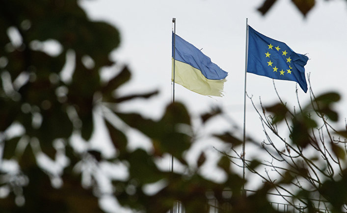Флаги Украины и Европейского союза на одной из улиц Киева